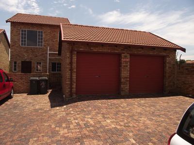 Townhouse For Sale in Wilgeheuwel, Roodepoort